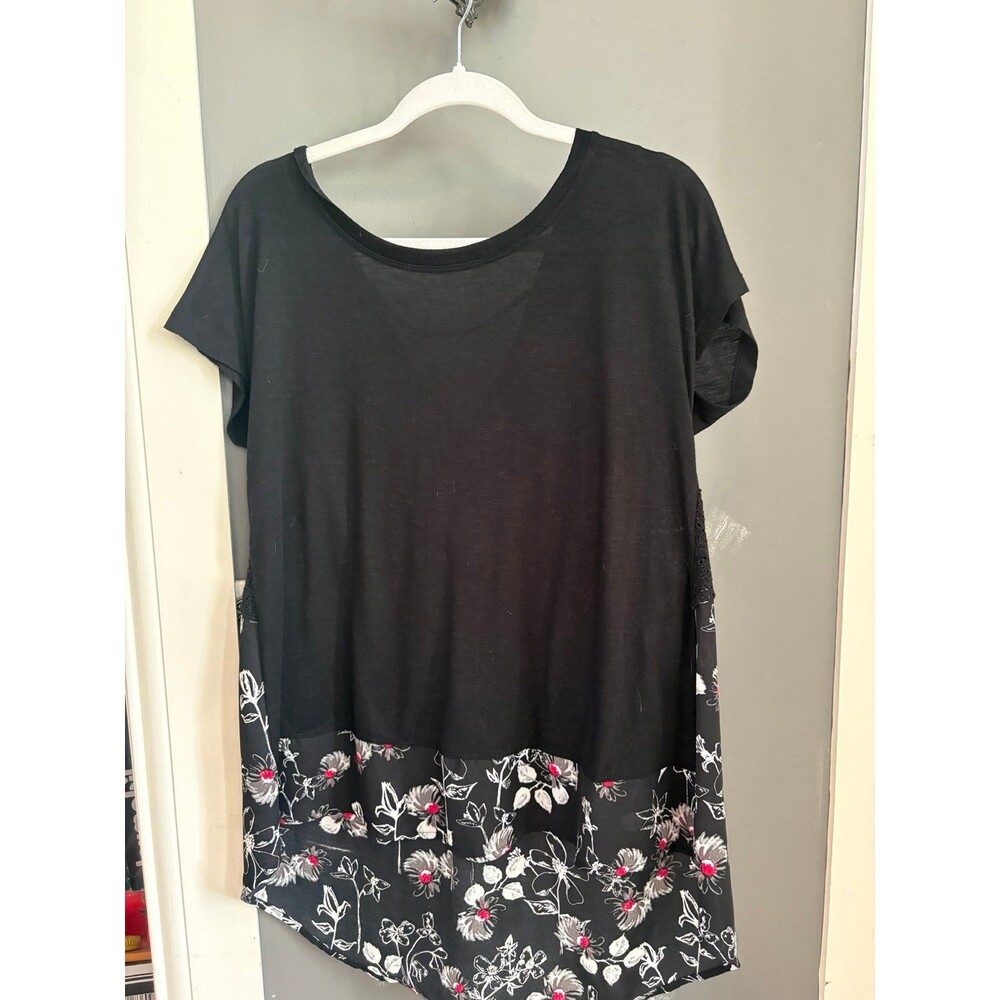 Torrid size 0 black floral short sleeve top blouse